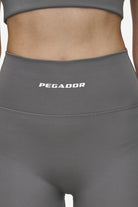 Pegador Leya Leggings Deep Grey White Detailshot aus der Most Alive Kollektion für DaHerren