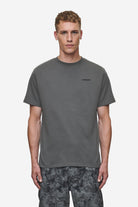 Pegador Bane Slim Tee Washed Anthracite Hauptansicht aus der Most Alive Kollektion für Herren